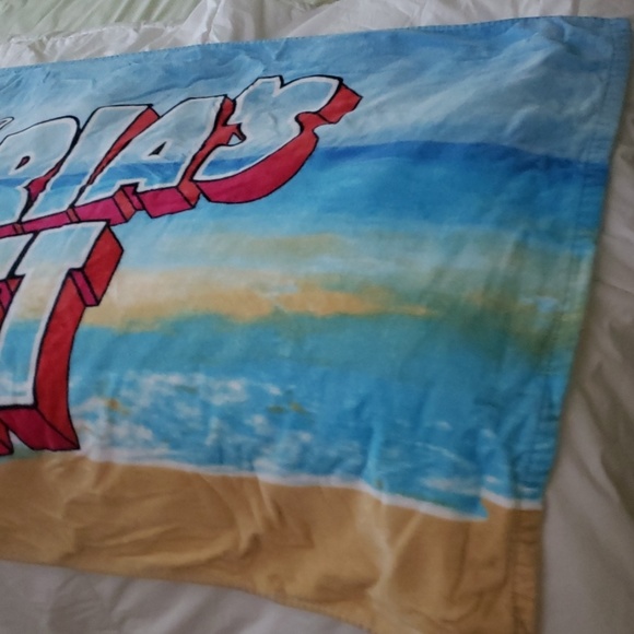 Victoria's secret large beach towel - Picture 4 of 4